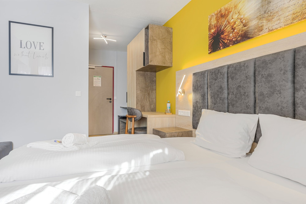 XZLLENZ Hotel