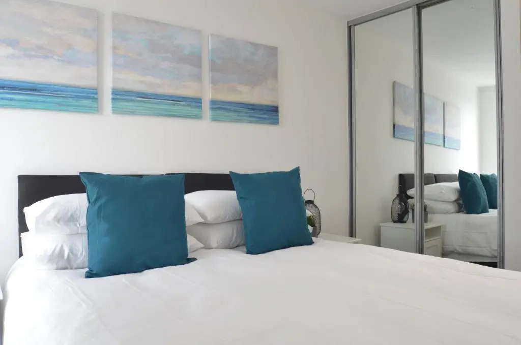 Sleeps up to 6, single beds available with perfect city centre location for work or leisure, Amazing city views!