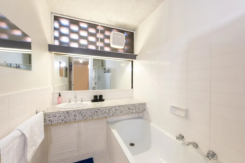 Beautiful 2-bed Unit in St Kilda West w/ Parking
