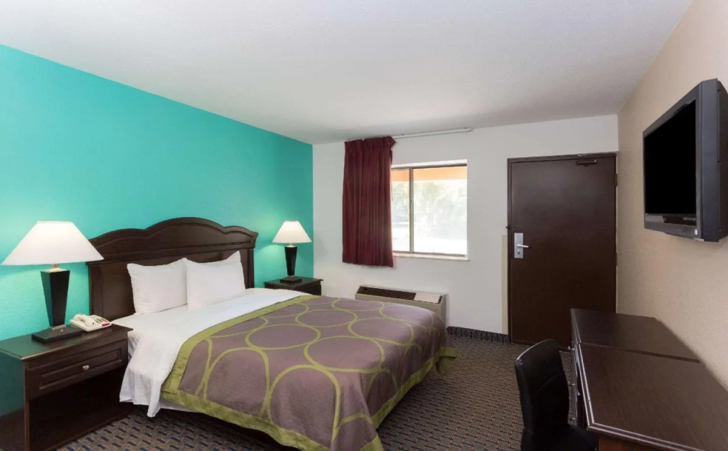 Super 8 By Wyndham Naples