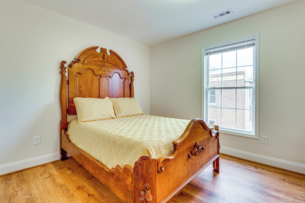 Walk to Dtwn & Campus! Spacious Hampton Home