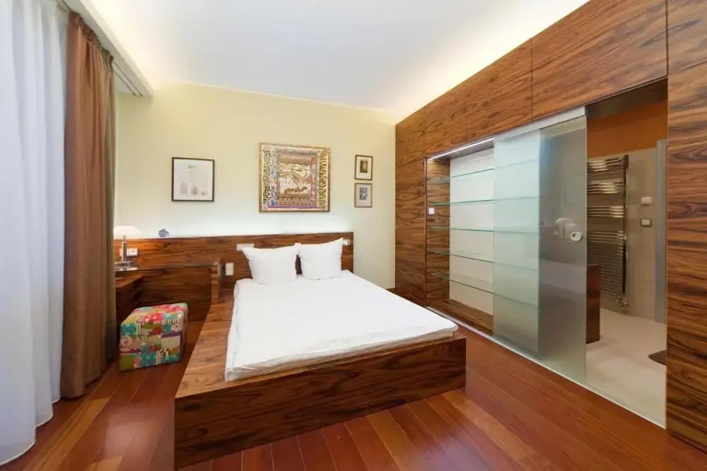 Merchant Rooms & Apartments