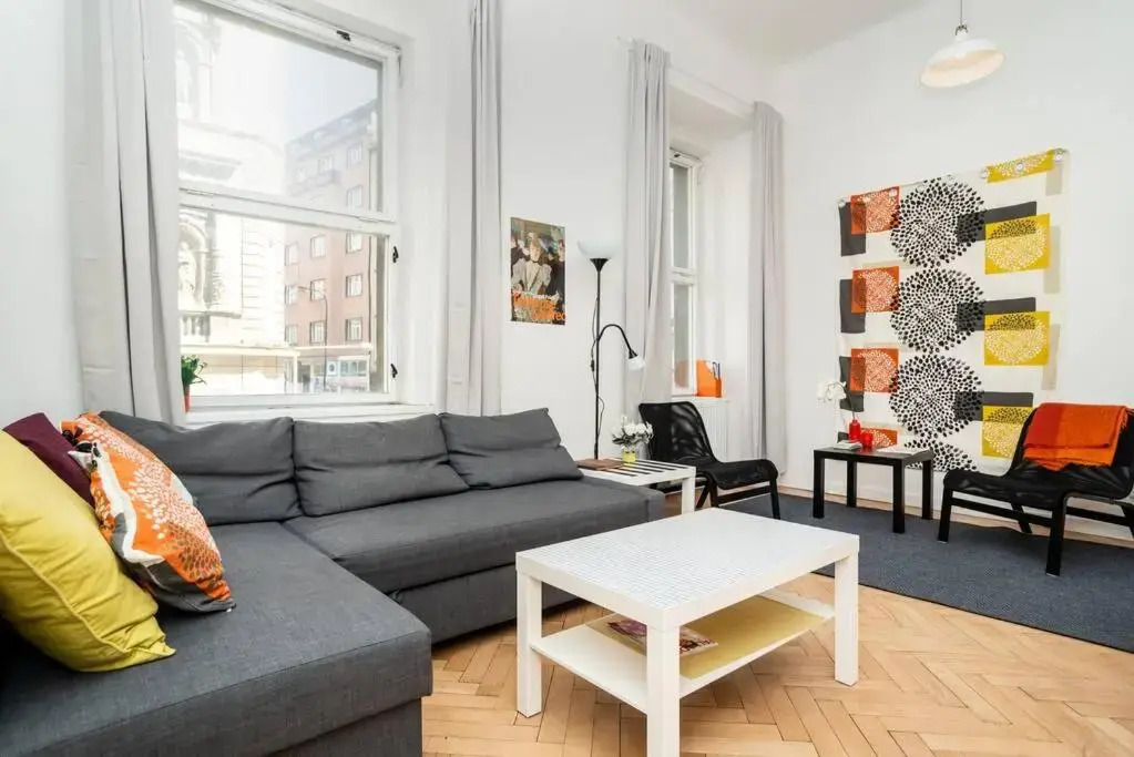 Bright, Spacious Apartment in the Historic Centre