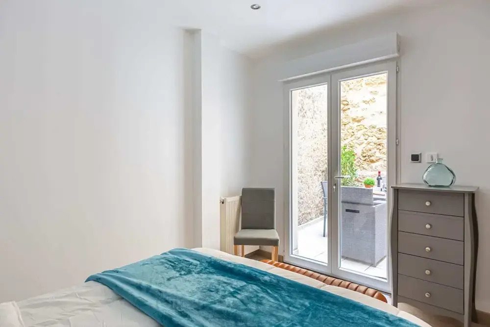 Beautiful apartment near train station by GuestReady