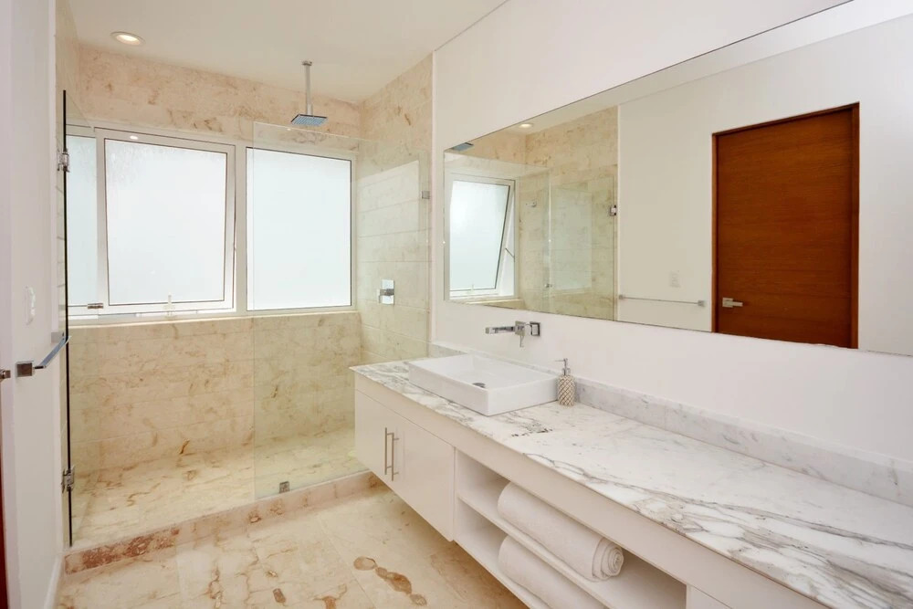 Stylish 2BR a few steps to the beach with pools by Happy Address