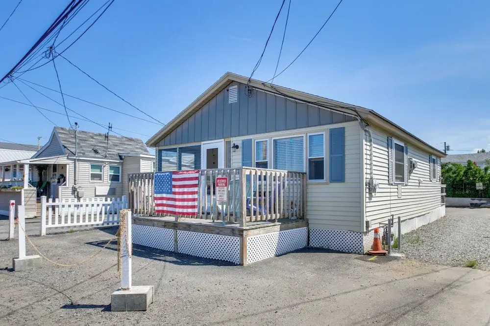 Cozy Hampton Cottage - Walk to Beaches & Marina!