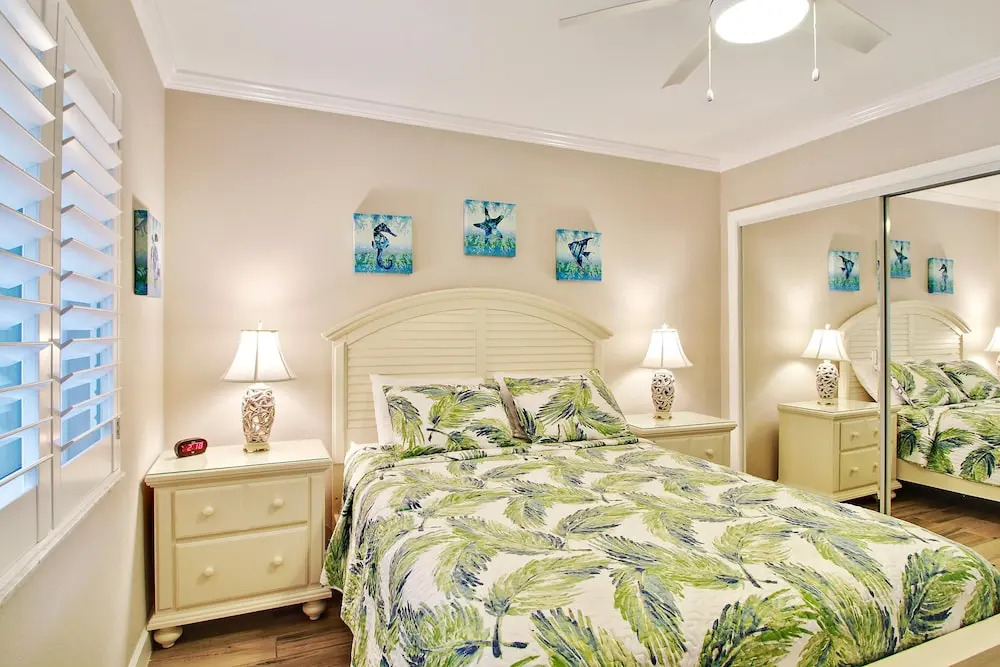 Land's End 405 Building 11 TOP Floor/beachfront Condo
