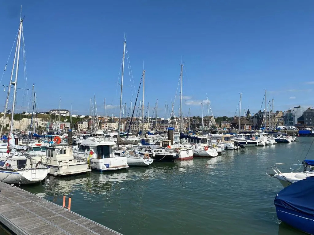 Beau studio cosy calme en face du port sur le quai