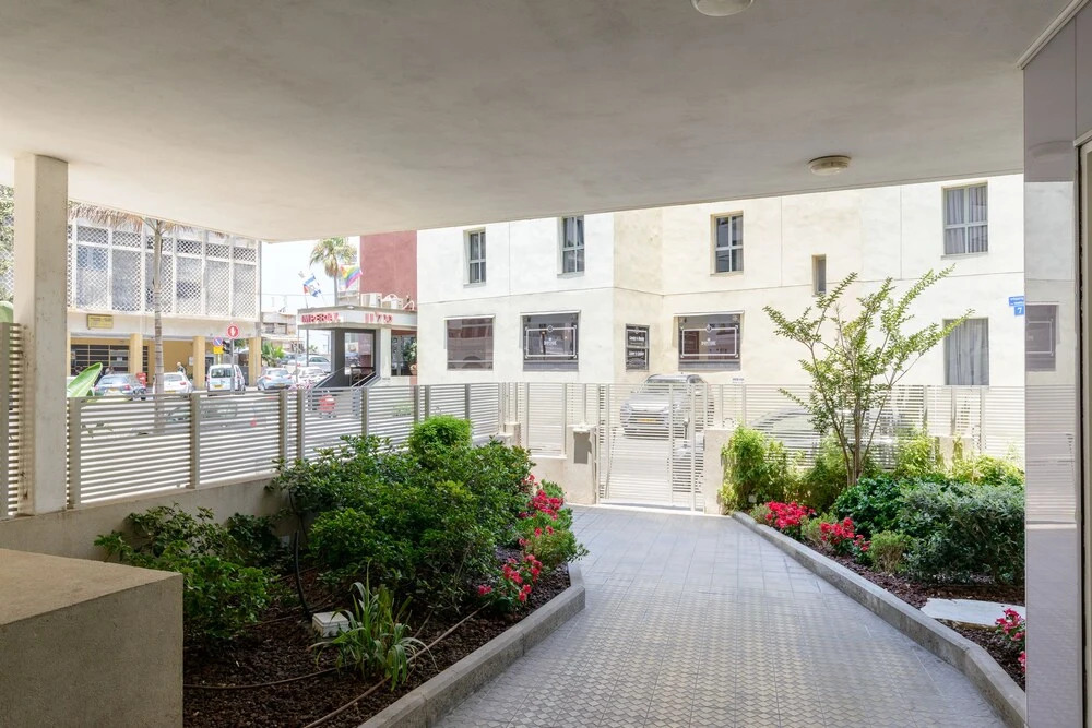 High Standard Seaside Apartment w/ Parking