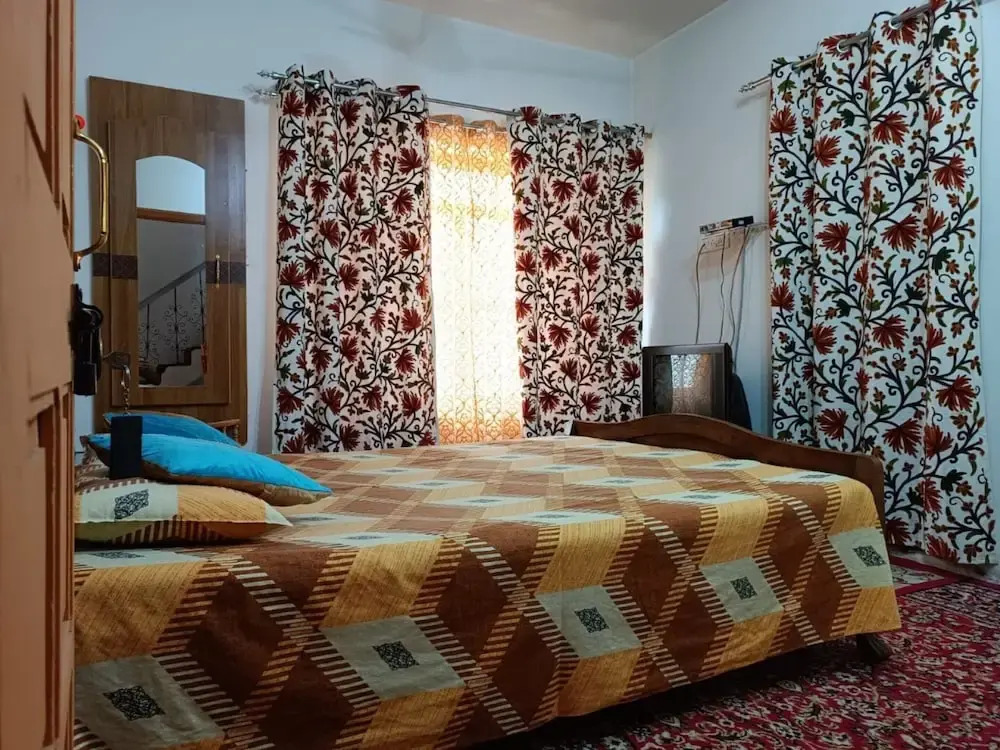 Goroomgo The Shafeeq Srinagar
