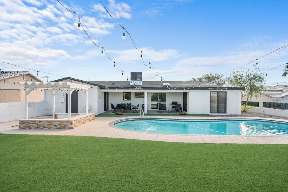 Sunny Arizona Oasis w/ Views - 2 Mi to Lake Havasu