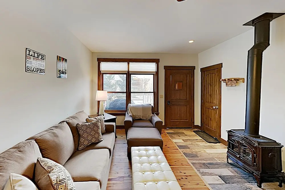 Luxe Mountain Getaway - 3 Blocks To Main Street! 1 Bedroom Condo