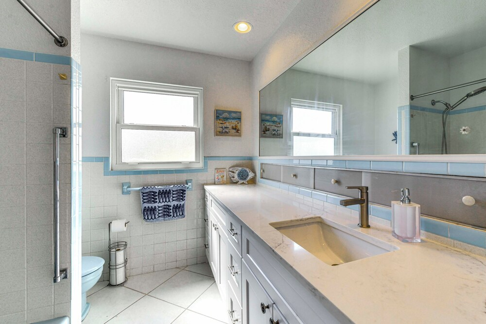 2 Mi to Englewood Beach! Home w/ Private Dock