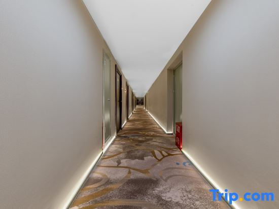 Lanman Light Luxury Hotel (Hohhot East Railway Station & Baita Airport Branch)