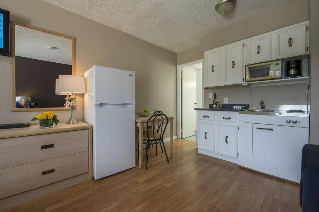 Maple Leaf Motel Inn Towne
