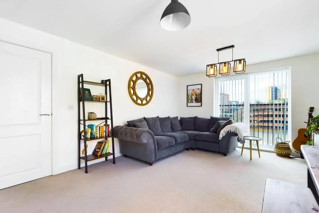 Chic City Centre Apartment With Allocated Parking