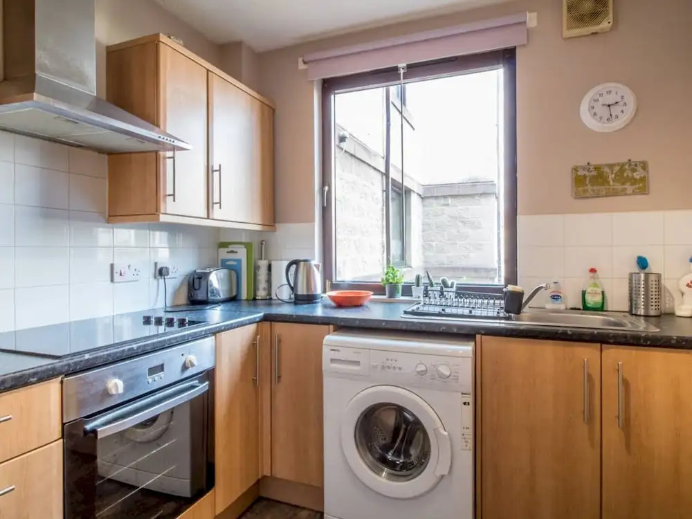 Spacious Canal side Apartment With Free Parking
