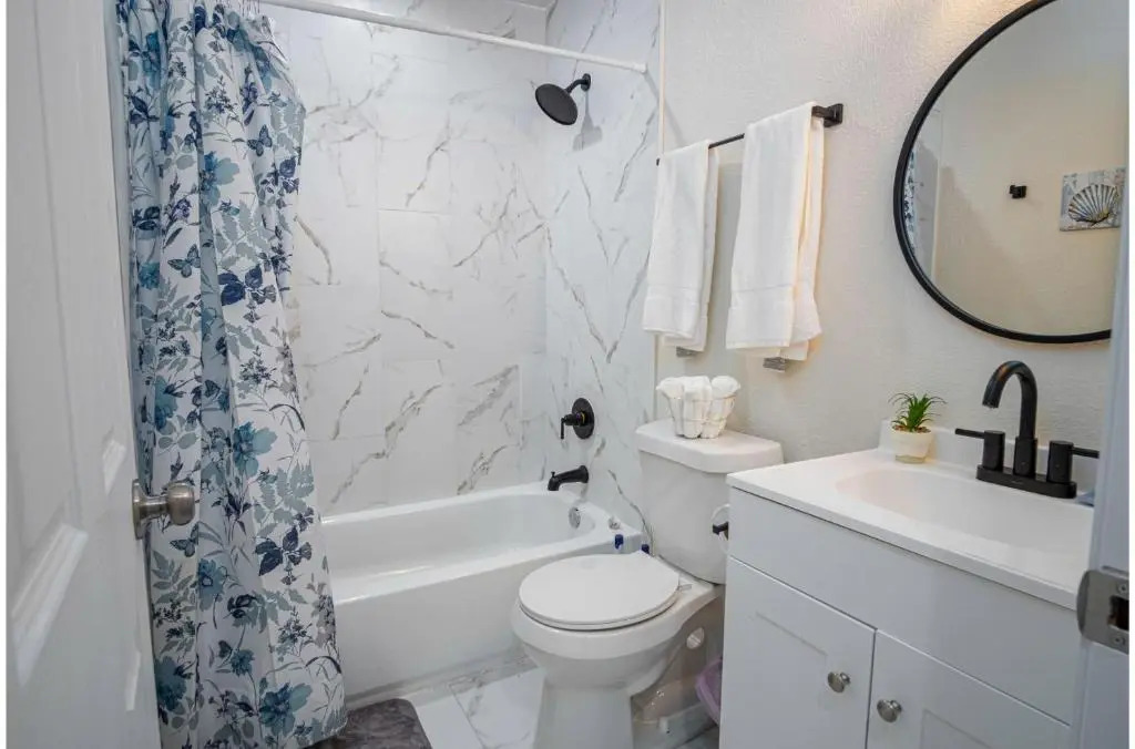 Adorable 2BR Guesthouse Close to Riverwalk and DT