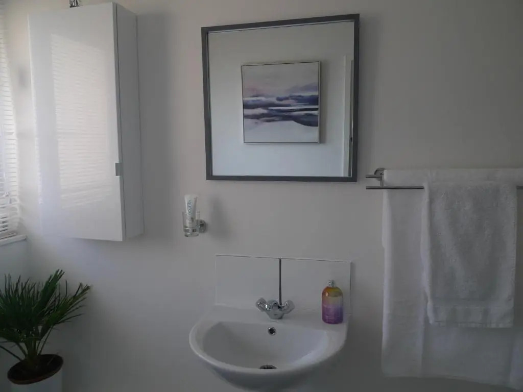 Whole Apartment With Balcony, Breakfast & Parking