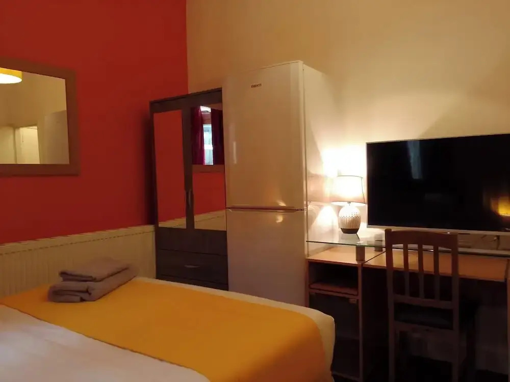 Apartment Sleeps 7 - Pets, Free Parking & Wifi