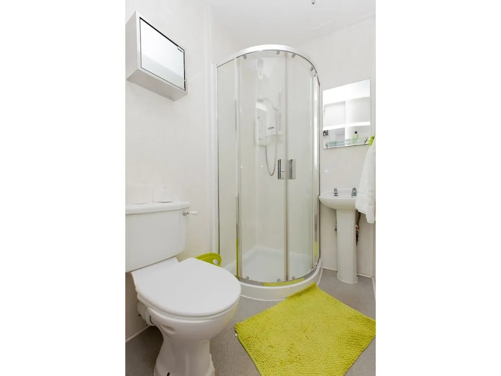 Connected & Convenient: Newly-renovated Flat for 2