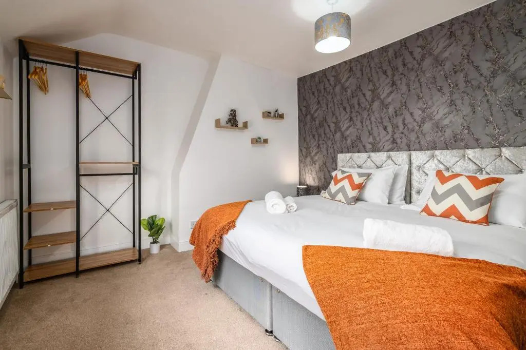 LARGE Town Centre Townhouse for Work and Leisure inc Private Parking by ComfyWorkers