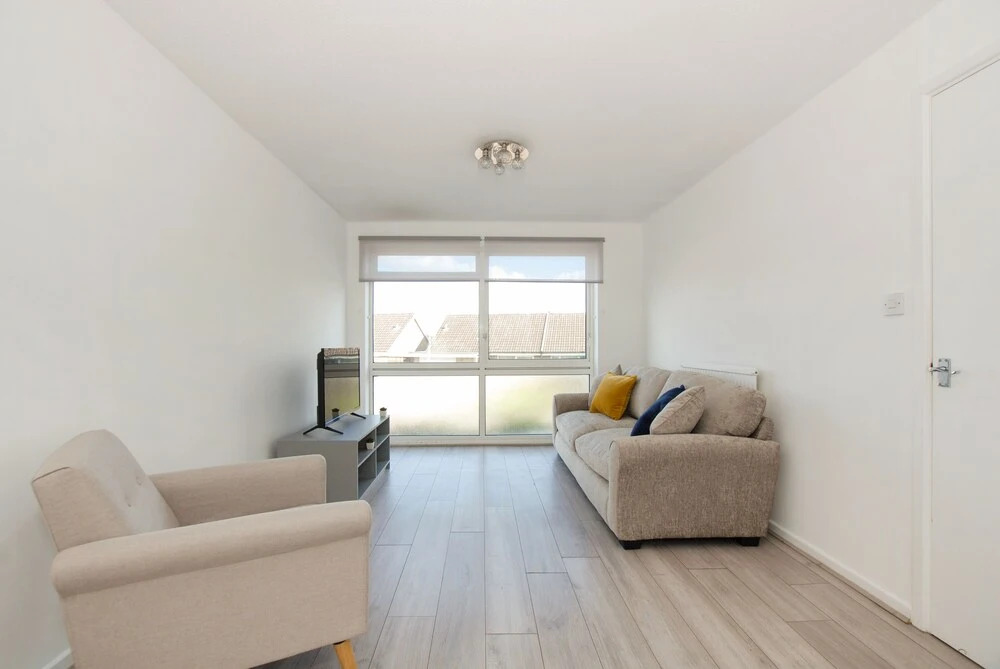 Entire 3 Bed House - Affordable Group Accommodation - Free Parking & Wifi