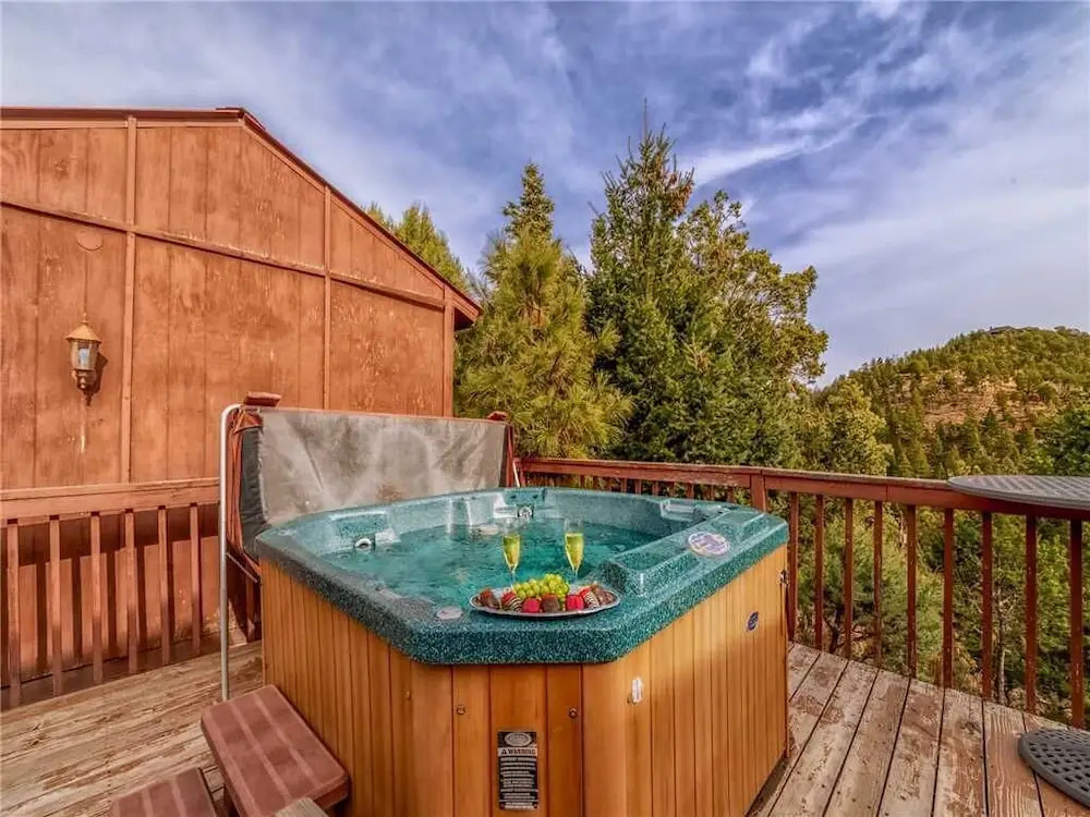 La Posada de Ponder - Four Bedroom Cabin with Hot Tub