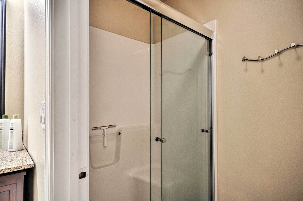 Cute & Cozy PDX Area Townhouse: 31 Mi to Mt. Hood!