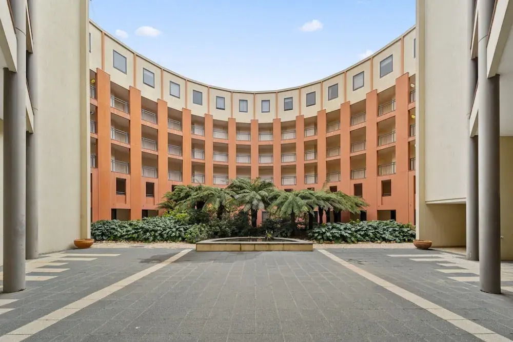Loft-style CBD 1-bed With Rooftop Terrace & BBQ
