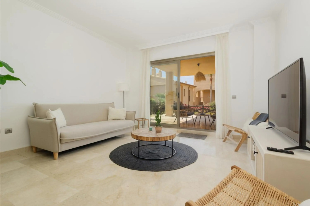 Modern and luxurious holiday home with sea views in Benahavís