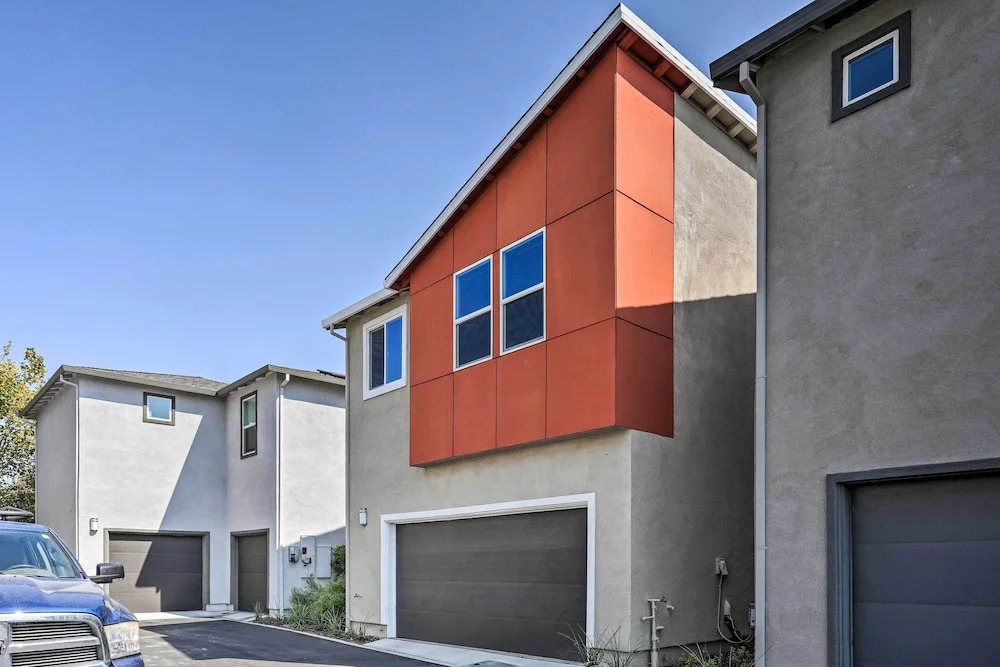 Pet-friendly Elk Grove Retreat w/ Balcony!