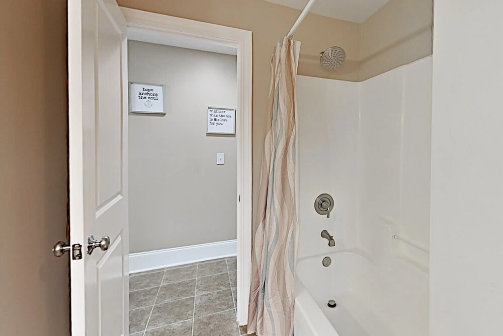 Expansive W/ Elevator - 4 Blocks To Beach 5 Bedroom Condo