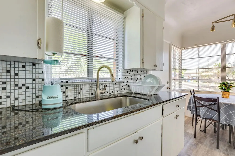 Peaceful & Bright Condo: 4 Mi to Downtown Phoenix!
