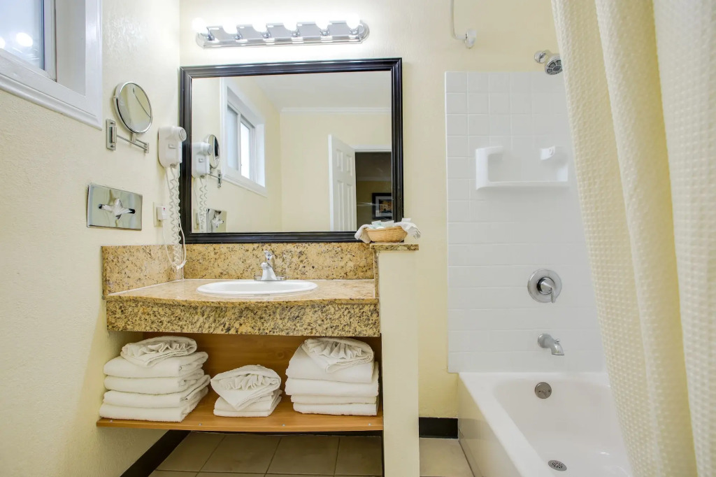 Best Inn & Suites