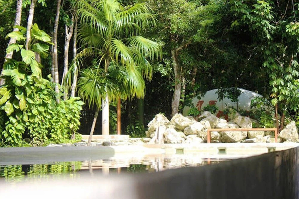 Corner unit Steps from Pool by Olahola