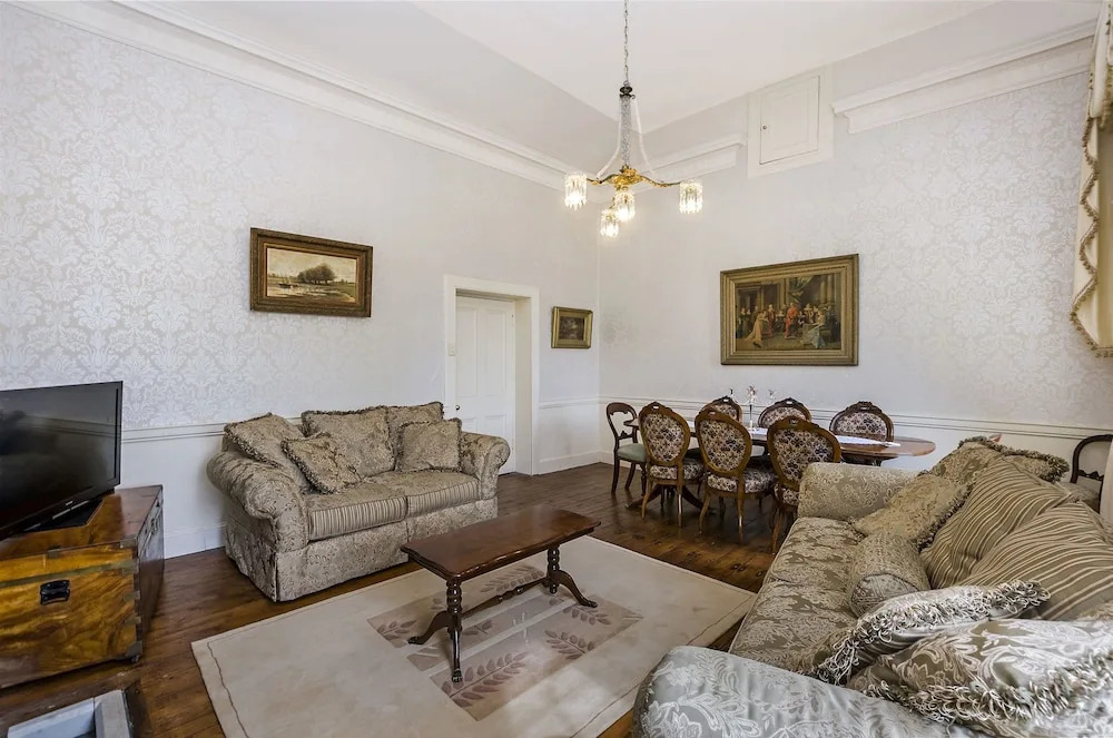 Talara Manor