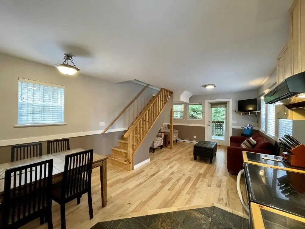 Cozy 2 Bedroom Waterfront Cottage With Hot Tub