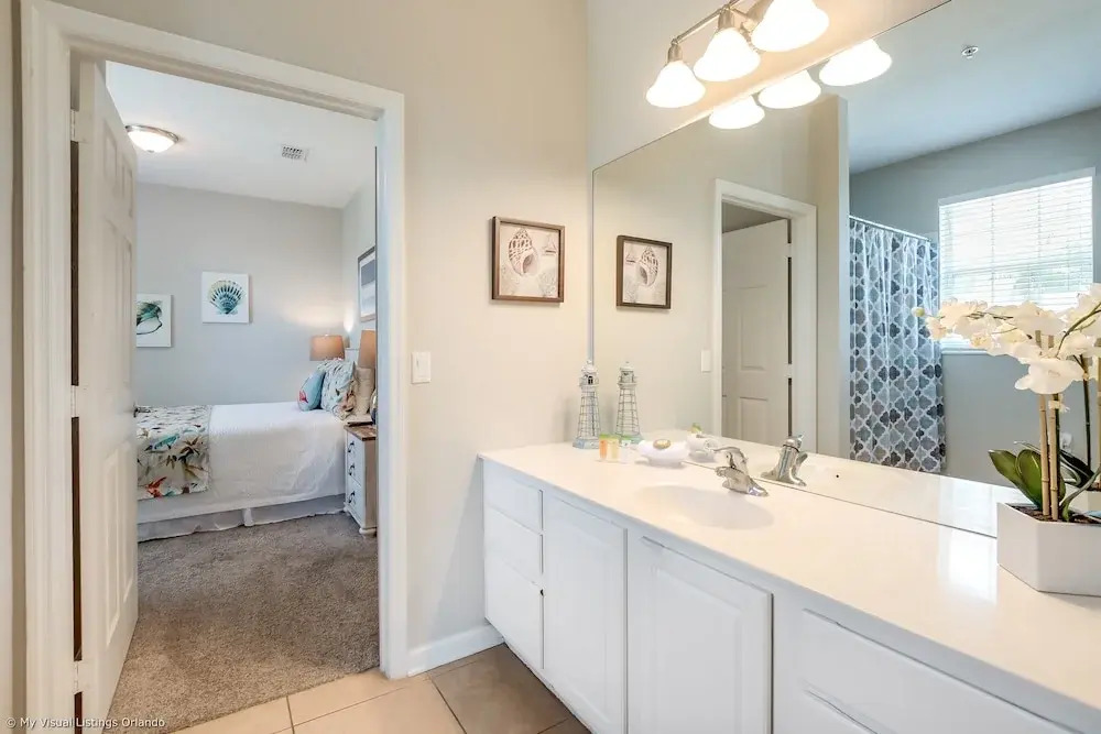 Spacious Vista Cay Condo, near Resort Pool