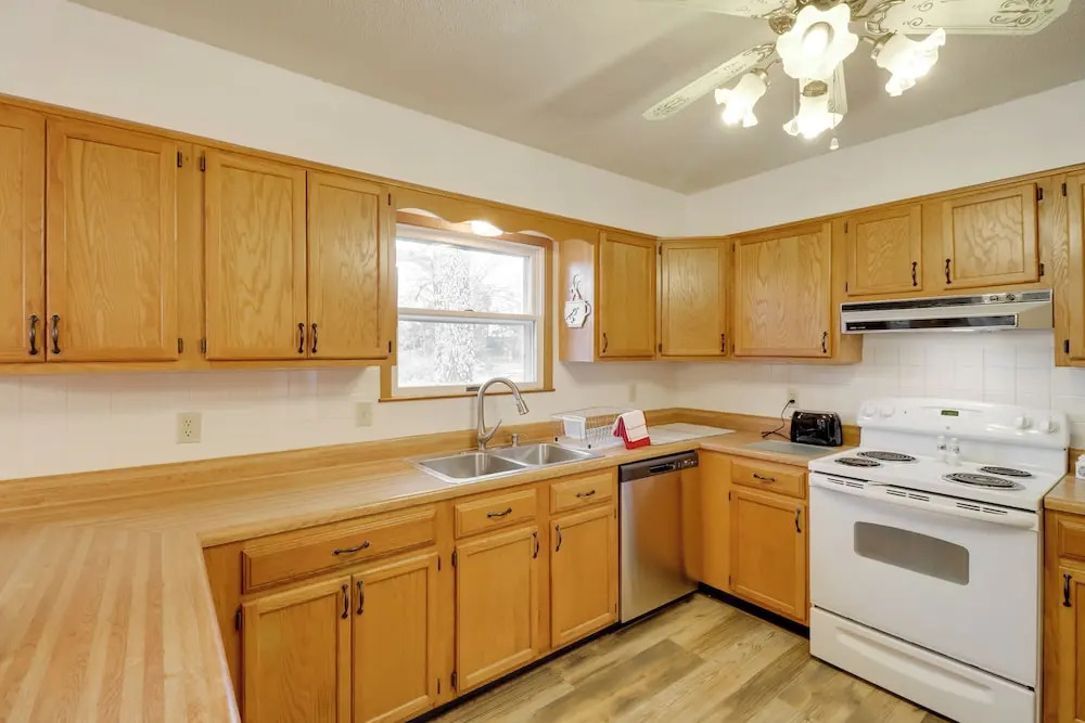 Henderson Home w/ Patio: 1 Mi to Norfork Lake