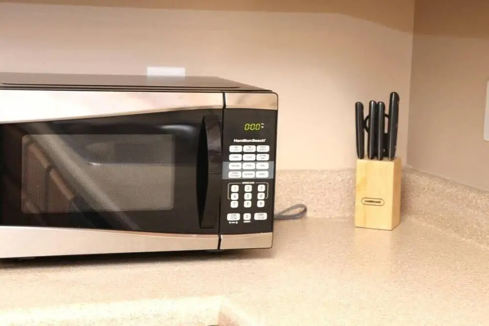 Lasalle 1d/2d · Spacious Unit Great for Groups in Gated Complex!