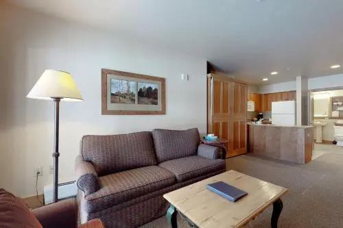 Red Hawk Lodge 2200