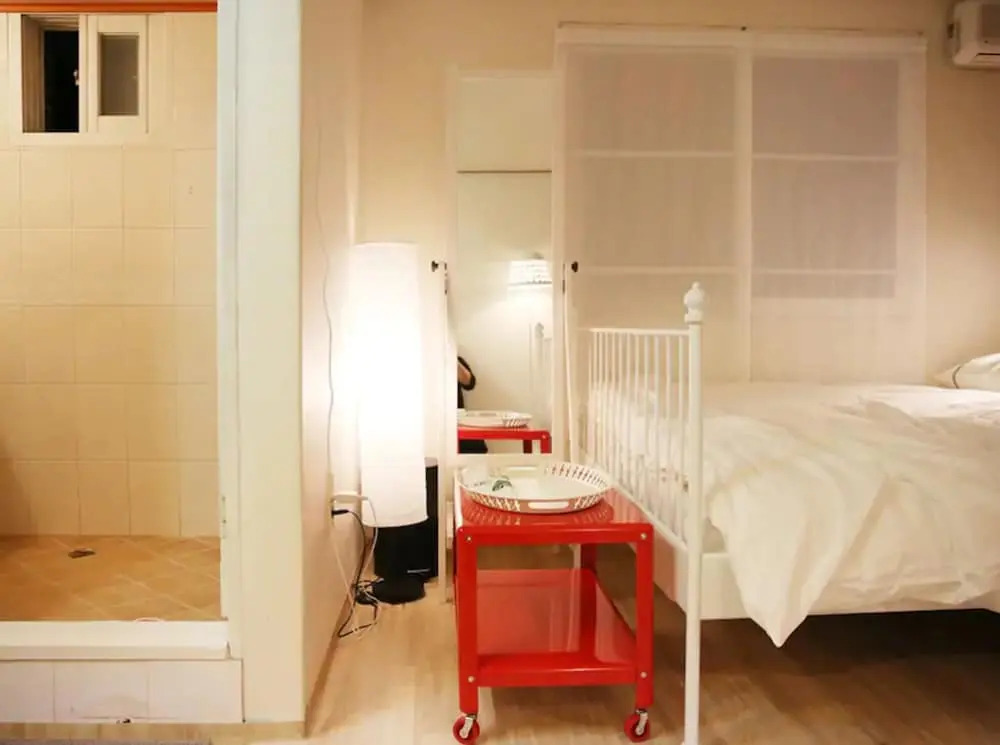 1sec from Hongdae SUB, Reliable room, wifi&Netflix