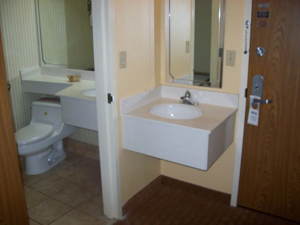 Richmond Suites Hotel