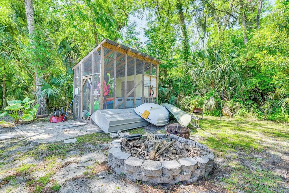 Lovely Crystal River Home with Lanai and Pool!