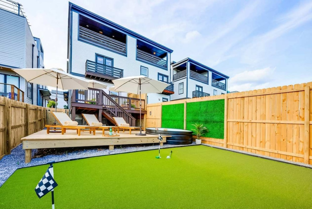 City Views Pool Hot Tub Mini Golf