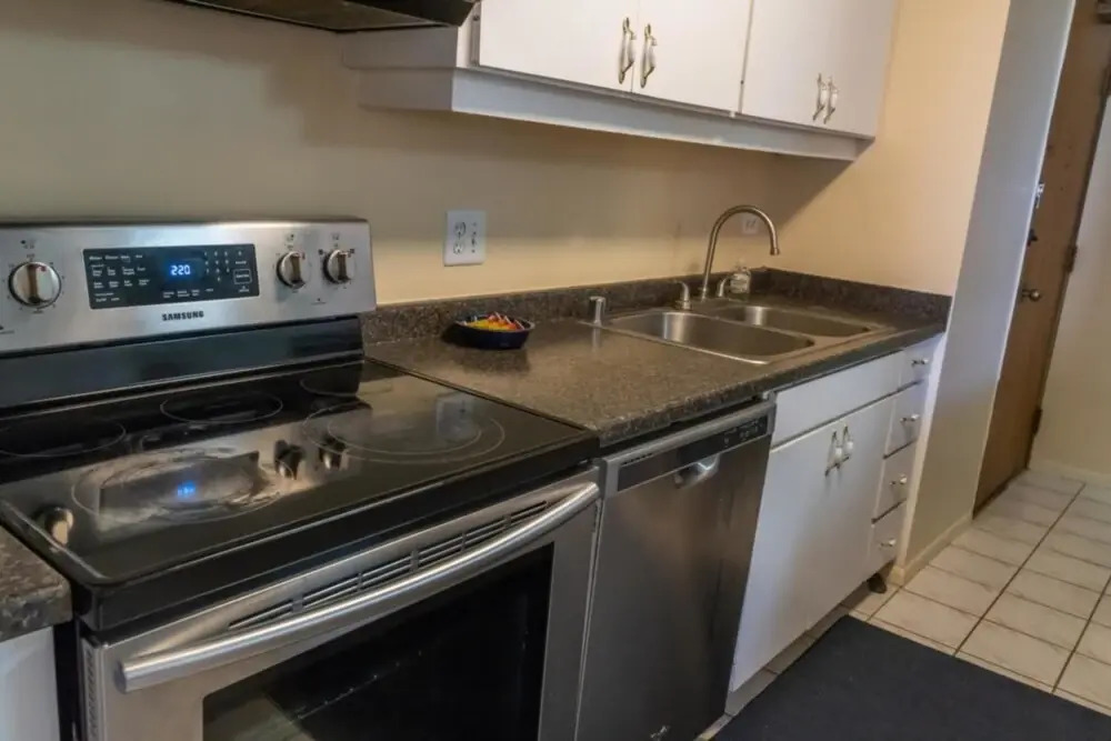 Discovery Bay One Bedroom Condos with Kitchen & Free Wifi