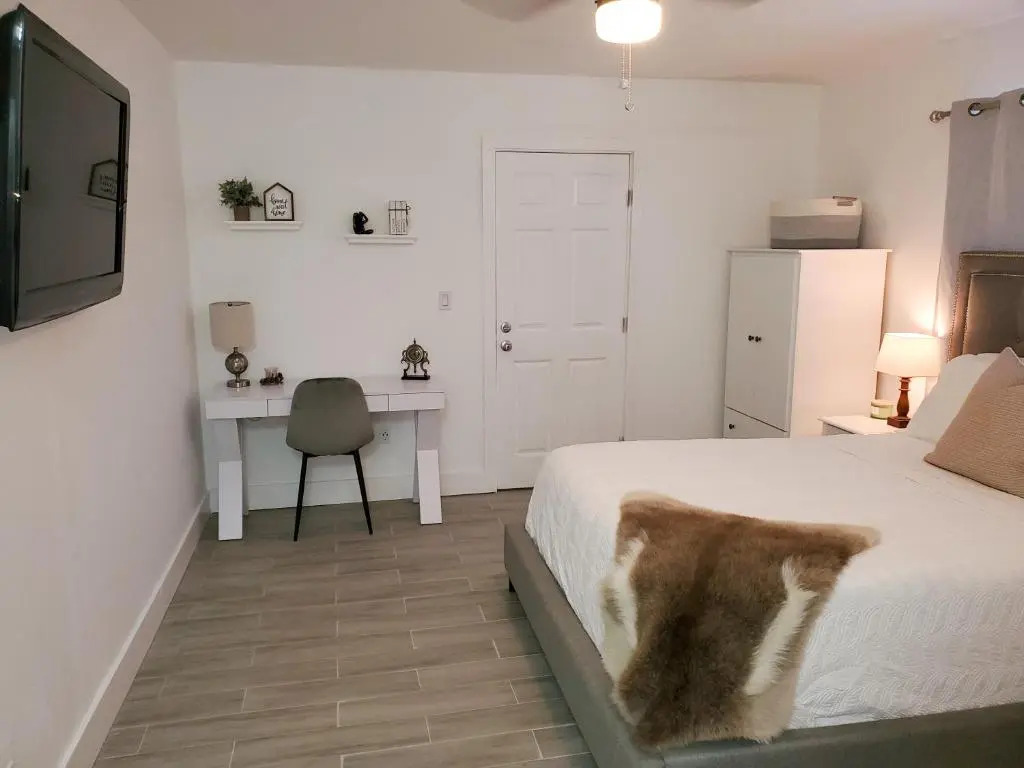 Stylish & Newly-Renovated Suites near Las Olas