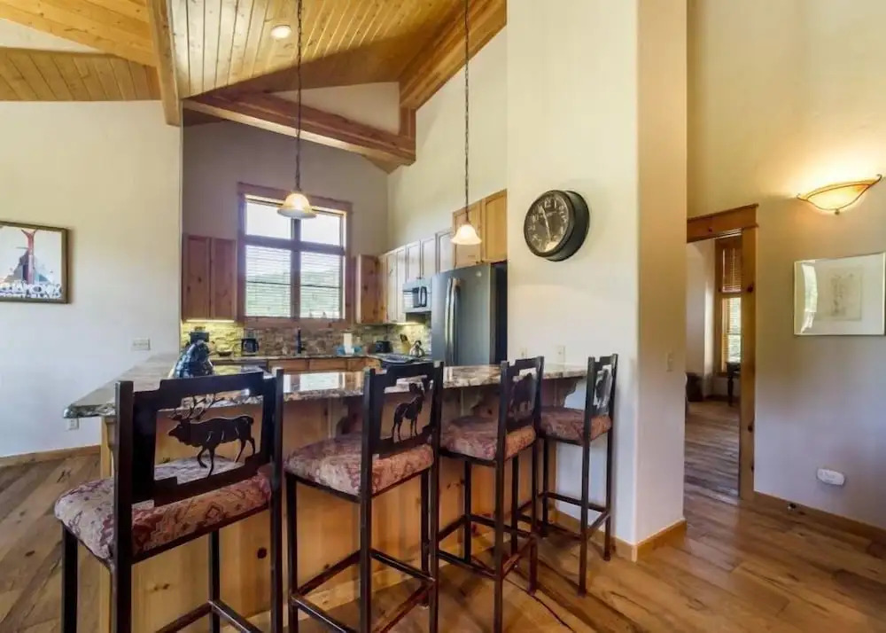 Campfire Mountain Home 3 Bedroom Holiday home by Key to the Rockies