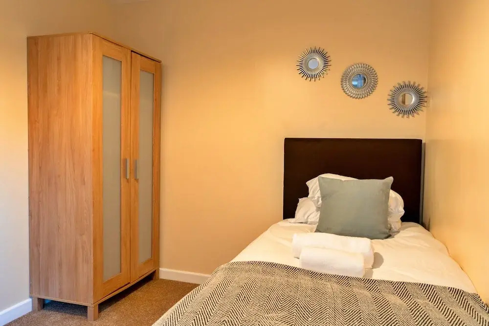 Cozy 3 Bedroom Apartment in Southern Lea